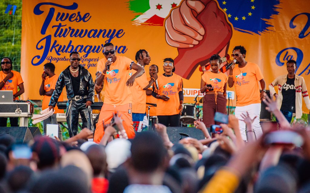 akezanet's tweet photo. 🔴 Clôture ce vendredi 8 Décembre 2023, des activités de la campagne des #16JoursdActivisme, avec un concert organisé par l’ @UEauBurundi , au @CentreKamenge. L’objectif principal de ce concert était de sensibiliser le jeune public sur des dispositifs concrets de prévention et d'accompagnement des victimes des violences basées sur le genre.

🔸Ces activités ont été rehaussées par la présence de Michaël @michwimmer , Ambassadeur de @BelgiumInBuja , Carsten Hölscher, Ambassadeur de @GERinBurundi ainsi que d’autres membres de la communauté internationale .

🔸 Après la photo de famille avec les hautes Personnalités, les artistes ( @satb257 , @DramaT17, @AndyMwag, @EstherNish , Vania Ice et @vichoulove1 )  ont clôturé ce concert par la prestation de la chanson #UBAHUKA_TUBIVUGE qu’ils ont faite ensemble afin de sensibiliser la population sur la lutte contre les VBGs. 

#lesbeautesdecheznous #akezanet #16joursdactivisme #Burundi