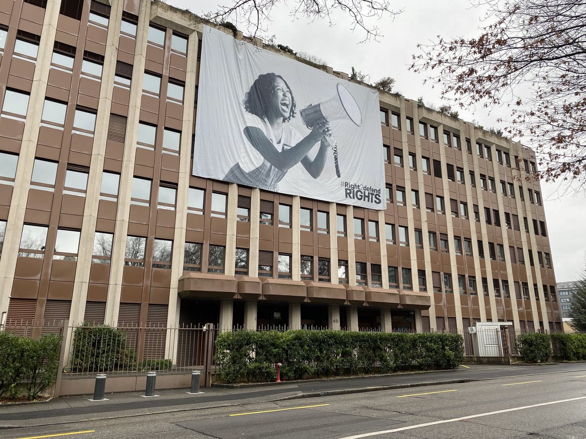 Happy International Human Rights Defenders Day! Remember our giant banner on the #Right2DefendRights and #InSolidarityAndHope with those who defend rights? @UNHumanRights accepted to hang it on one of their buildings in Geneva!