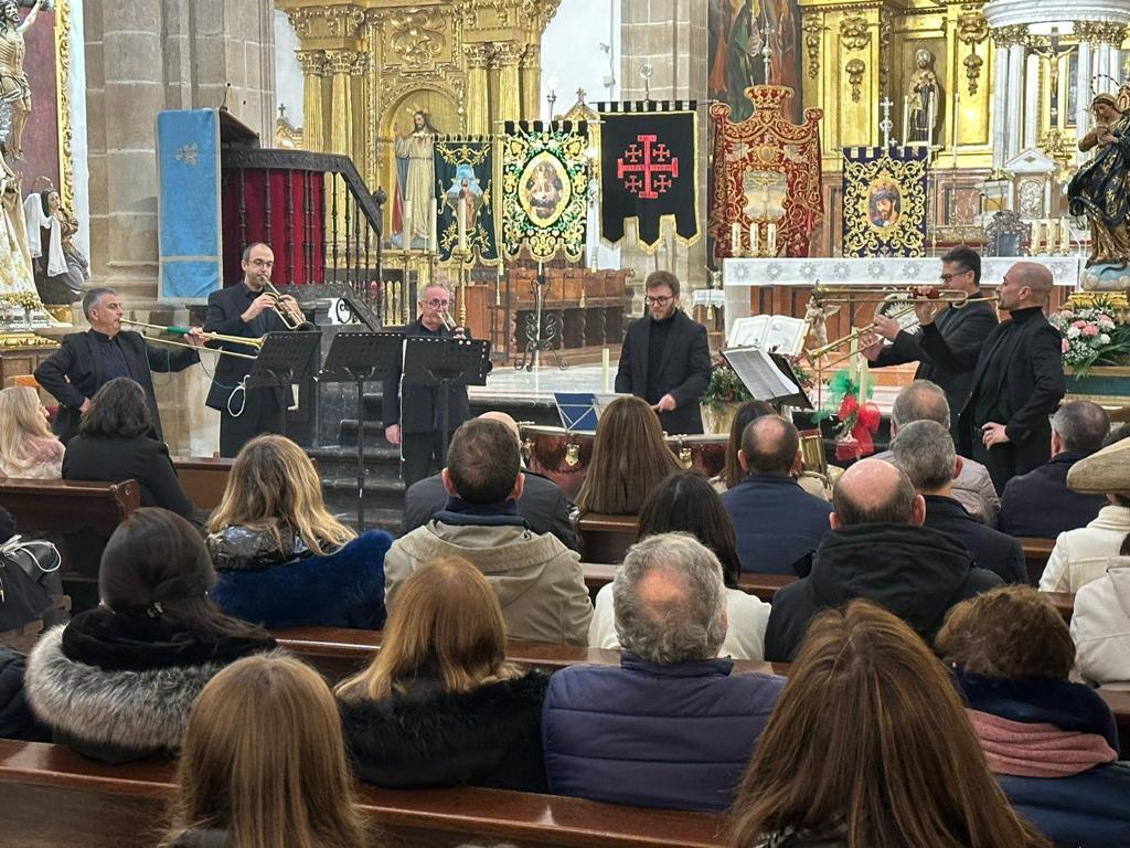 Fest_UbedaBaeza's tweet photo. Clausura de #femaav2023 por todo lo alto en Villacarrillo con @regalada_la 🎺

Al son de clarines y timbales. Música europea para atabales y trompetas despedimos esta edición.

Organiza: @dipujaen
Patrocina: @FundUnicaja
Colabora: @diocesisdejaen y ayuntamientos participantes. https://t.co/0Sn2YcbAKP