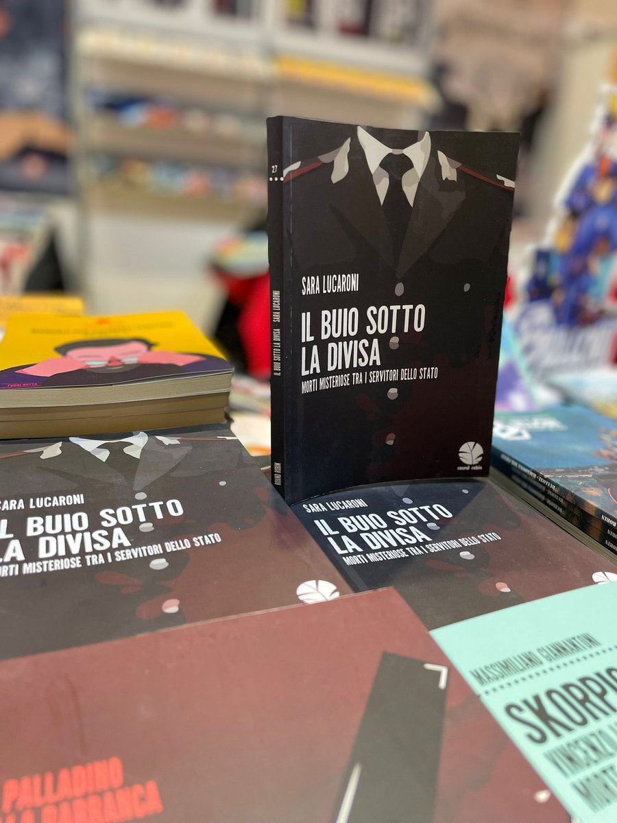 LucaroniS's tweet image. "Il buio sotto la divisa" è anche quest'anno a @piulibri23, la grande fiera dell’editoria indipendente. Gli amici di @RoundRobined sono allo stand D27. Passateci perché pubblicano solo graphic novel, inchieste e narrativa forti, coraggiose, originali. E belle. #libridaleggere