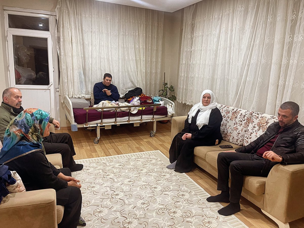 Ataşehir Mimar Sinan mahallemizdeki komşularımız ile sohbet edip sıkıntılarına bir nebze olsa azaltmak için söz verdik. Abimizin elektrikli sandalyesini en kısa zaman da alıp teslim edeceğiz <a href="/burakcifci34/">Burak ÇİFCİ</a> <a href="/osmannnurika/">Osman Nuri Kabaktepe</a> <a href="/AkAtasehir34/">Ak Ataşehir</a> <a href="/akpartiistanbul/">AK Parti İstanbul</a>