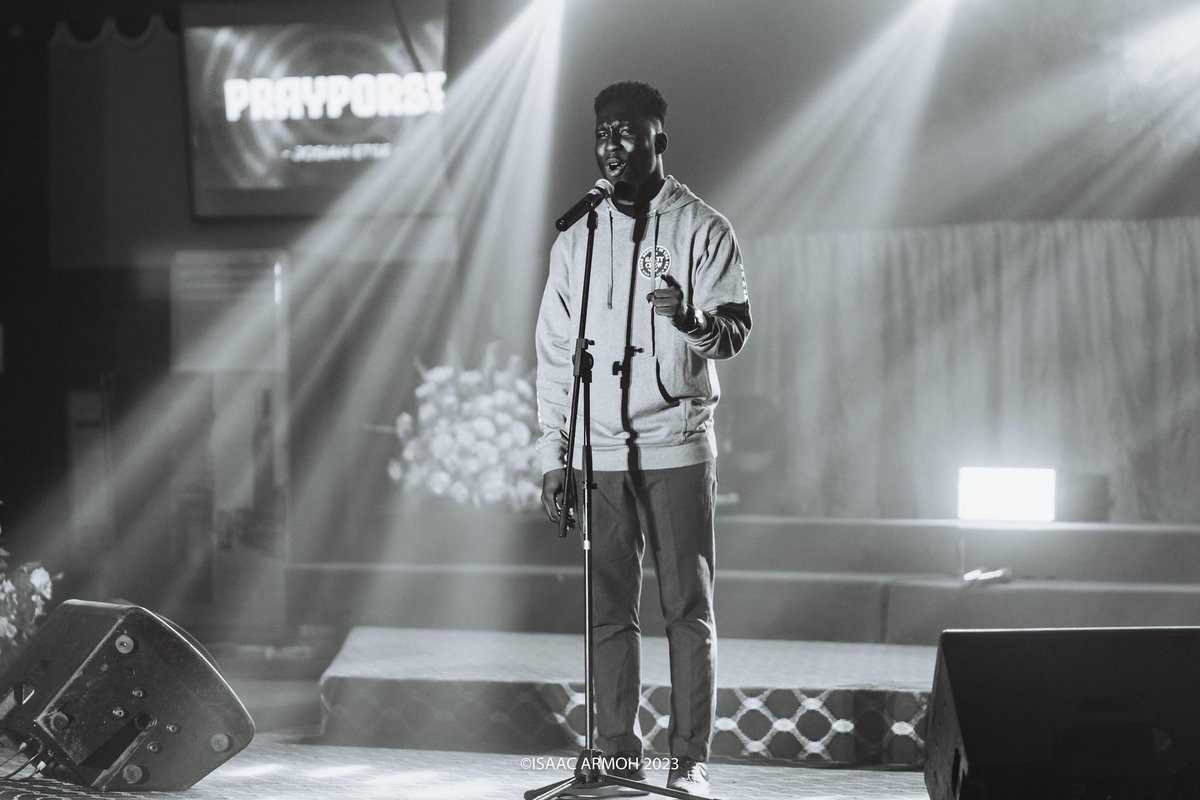 kingjosiah12's tweet photo. If you'll allow me to whisper the little grey left in my hair with the words of my quivering lips, I'll tell you a story 🎙❤️ #SOS23 
@scribes_poetry did it. Bless you 🙏 
Thank you @niilante_mills 
#AsWePray
#aSpokenWordPoetIshallBe
#shades 
#poetry https://t.co/PdK5LTEu90