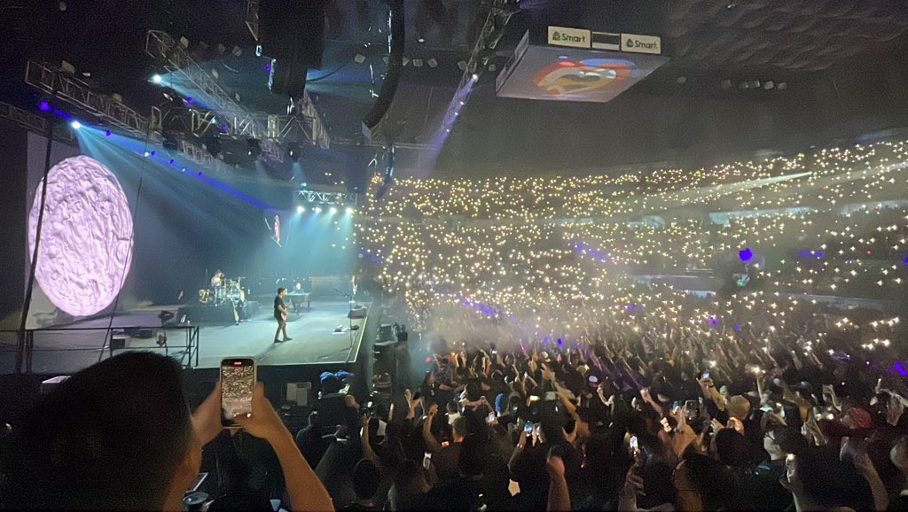 raphaeldelmunds's tweet photo. Save rock and roll 🤘 #FOBinManila https://t.co/2spI6bHwaV