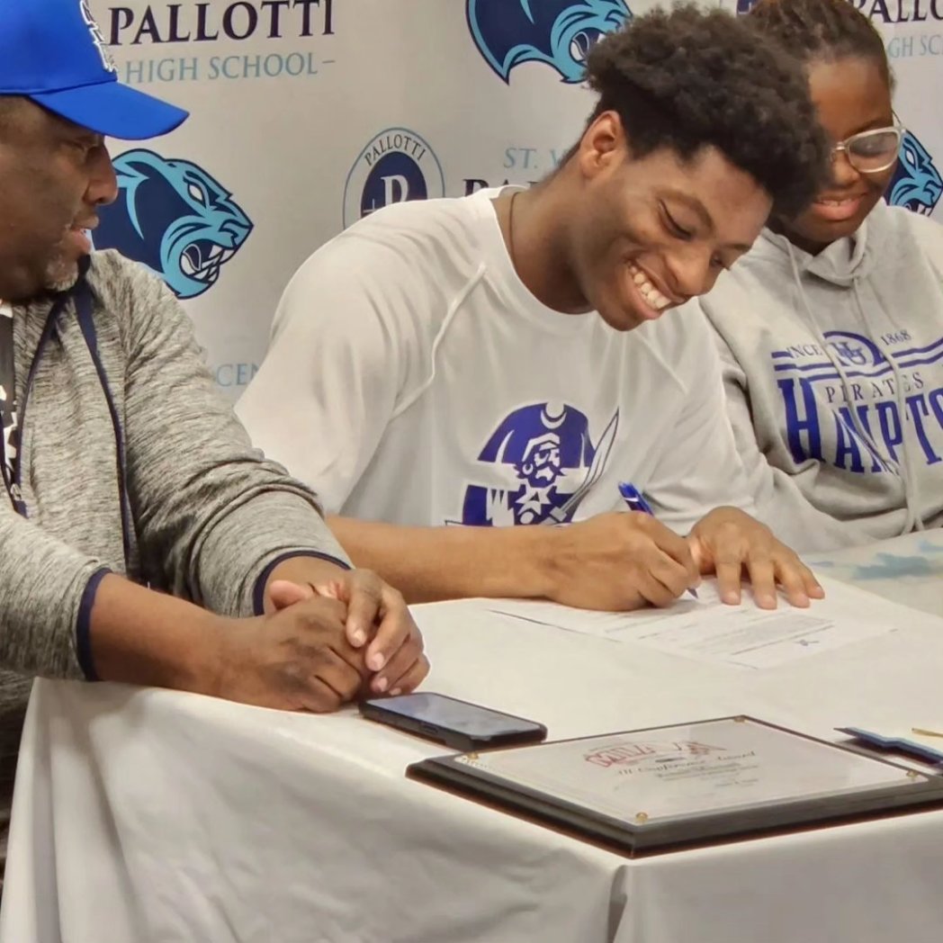 SVPHSAthletics's tweet image. Congratulations to Senior Robert Mitchell for signing his NLI to play College Lacrosse at @HamptonULax ! @Pallotti_HS is very proud of you! @miaasportsnews @miaaathletics @SunVarsity @WashPostHS @laurelleader @RealChadRicardo @SportsMajors @BaltimoreBanner #TheSVPway #OnePallotti