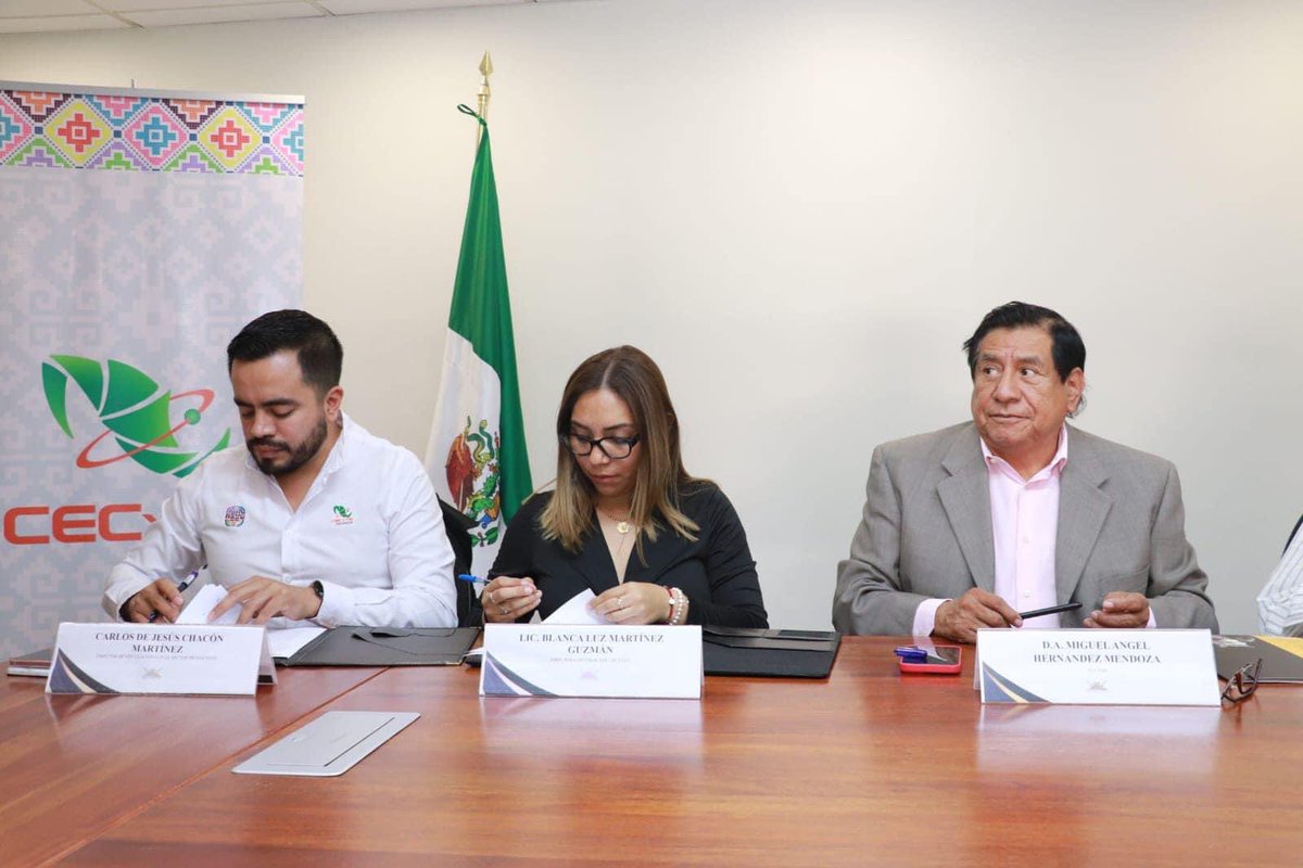 blancaluzmtz's tweet photo. Con el objetivo de brindar a nuestras alumnas y alumnos las herramientas necesarias para fortalecer su formación académica, firmamos un convenio de colaboración con el Dr. Miguel Ángel Hernández Mendoza, Rector de la Universidad Regional del Sureste, de ahora en adelante nuestra comunidad estudiantil mantendrá el acceso a los programas y proyectos que nuestro colegio y esta institución educativa desarrollen en conjunto. 

¡Enhorabuena! 

@CECyTEOaxaca #EducaciónQueTransforma