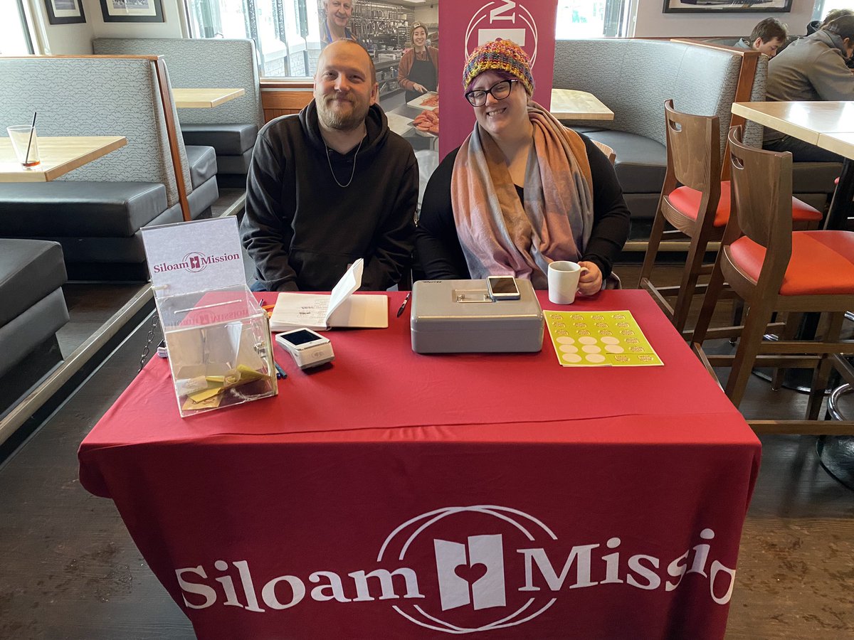 Chillin’ with the ‘Fill The Freightliner’ crew at Boston Pizza Kenaston, looking for your food, winter clothing and cash donations for less fortunate Winnipeggers through <a href="/SiloamMission/">Siloam Mission</a>. You don’t even have to leave your vehicle! 🥶 We gotchu! Here until 5 pm! Win concert tix!