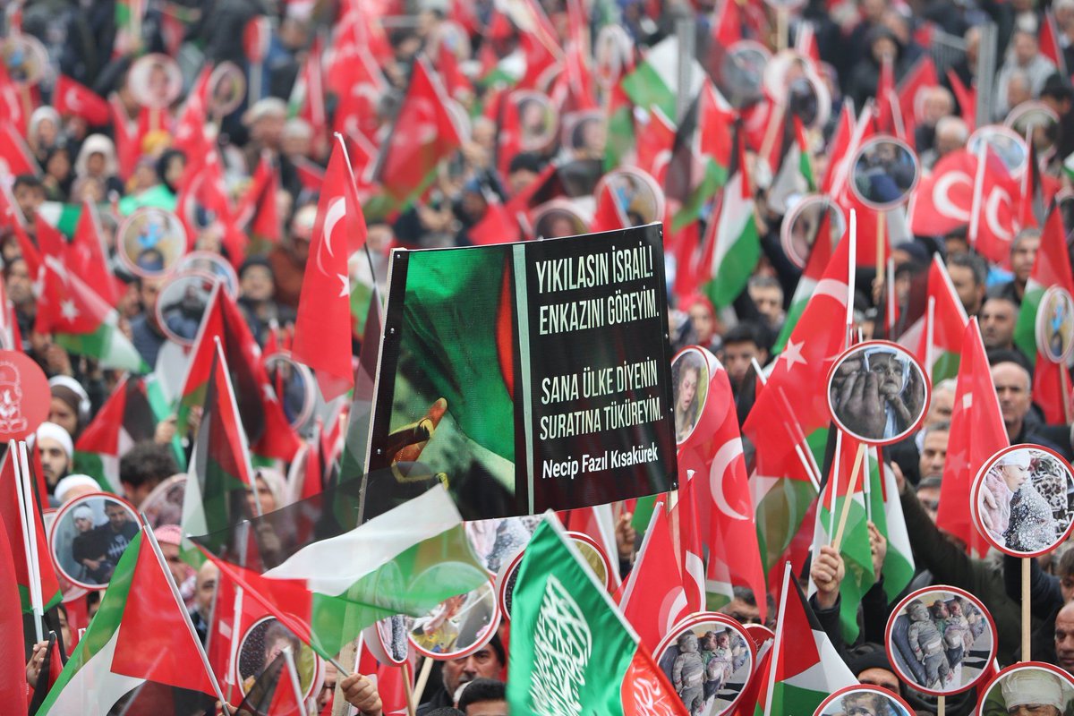 rezzakaslanli's tweet photo. "Filistin Dayanışma Platformu" olarak meydanlardayız.

Zulme başkaldıran İbrahim'in şehri Şanlıurfa olarak zulme dur demek, zulme karşı tek ses olmak ve  Filistin halkının özgürlüğe kavuşması için bir aradayız ve yanyanayız.  #filistinbenimdavam #ÖzgürlükVeBarış https://t.co/umOPmCzX4y
