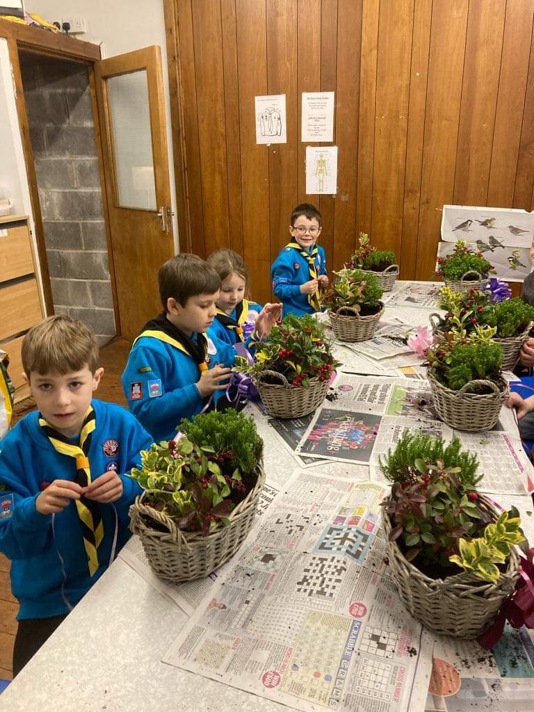 Da iawn 1st Ynyscedwyn Beavers for recycling last years plants from the pots in Ystradgynlais town centre as Christmas gifts for their family. 

#craftychristmas #britaininbloom 

♻️🌺🎅🏻🎄