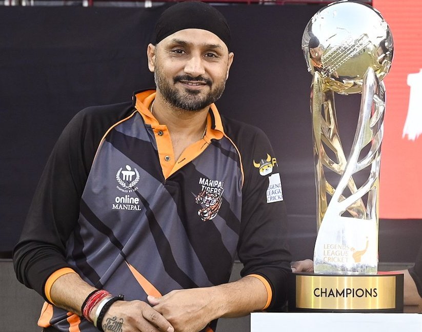 हरभजन सिंह ने अपनी कप्तानी में जीती लेजेंड लीग क्रिकेट की ट्रॉफी....!!!

• सुरेश रैना की टीम को 5 विकेट से हराया.

#LLCT20.