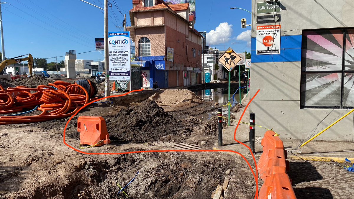 Cesarhgv's tweet photo. @SDUOPQro @makugo @CNqueretaro @spublicosqro @LuisBNava El paso peatonal de la obra en 5 de febrero. Esto des el tramo de Tlacote a Zaragoza. @malvarezvargas @ReporteQro https://t.co/AqGWi4Oj7q