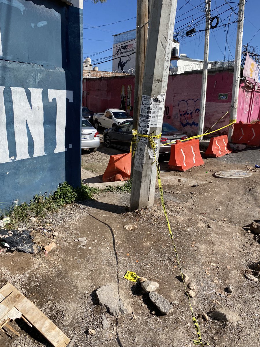 Cesarhgv's tweet photo. @SDUOPQro @makugo @CNqueretaro @spublicosqro @LuisBNava El paso peatonal de la obra en 5 de febrero. Esto des el tramo de Tlacote a Zaragoza. @malvarezvargas @ReporteQro https://t.co/AqGWi4Oj7q