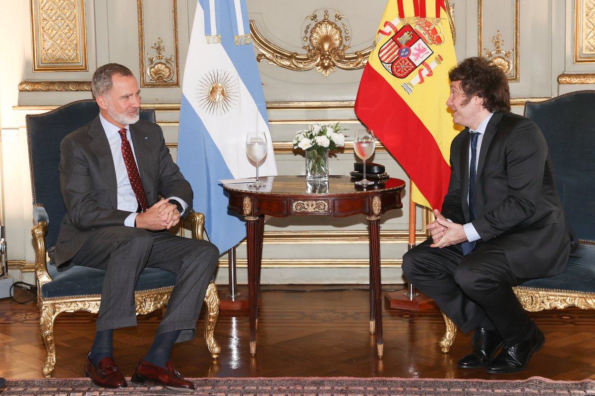 CasaReal's tweet image. 🇦🇷 Encuentro del Rey con el presidente electo de la República de Argentina, Javier Milei, en la víspera de la ceremonia de Traspaso del Mando Presidencial.

➡️casareal.es/ES/Actividades…