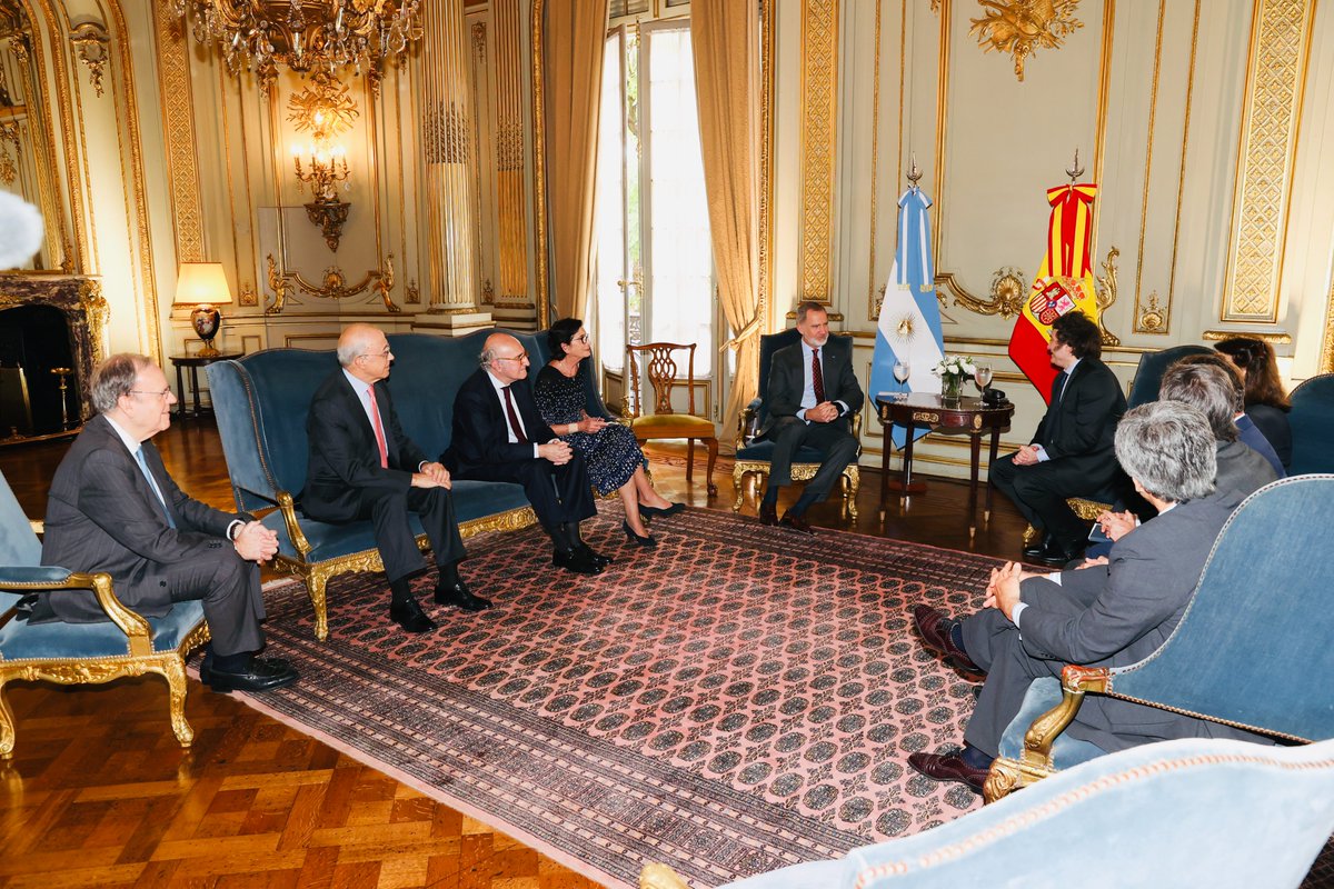 CasaReal's tweet image. 🇦🇷 Encuentro del Rey con el presidente electo de la República de Argentina, Javier Milei, en la víspera de la ceremonia de Traspaso del Mando Presidencial.

➡️casareal.es/ES/Actividades…