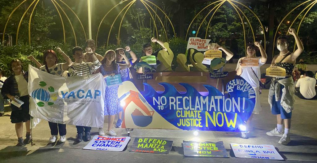 IBONIntlClimate's tweet photo. Youth Advocates for Climate Action Philippines (YACAP) joins today’s Day of Action with a lantern parade against environmentally-destructive reclamation projects.

#Decolonize2Decarbonize #COP28 #ClimateJustice https://t.co/5h3gPFOam5