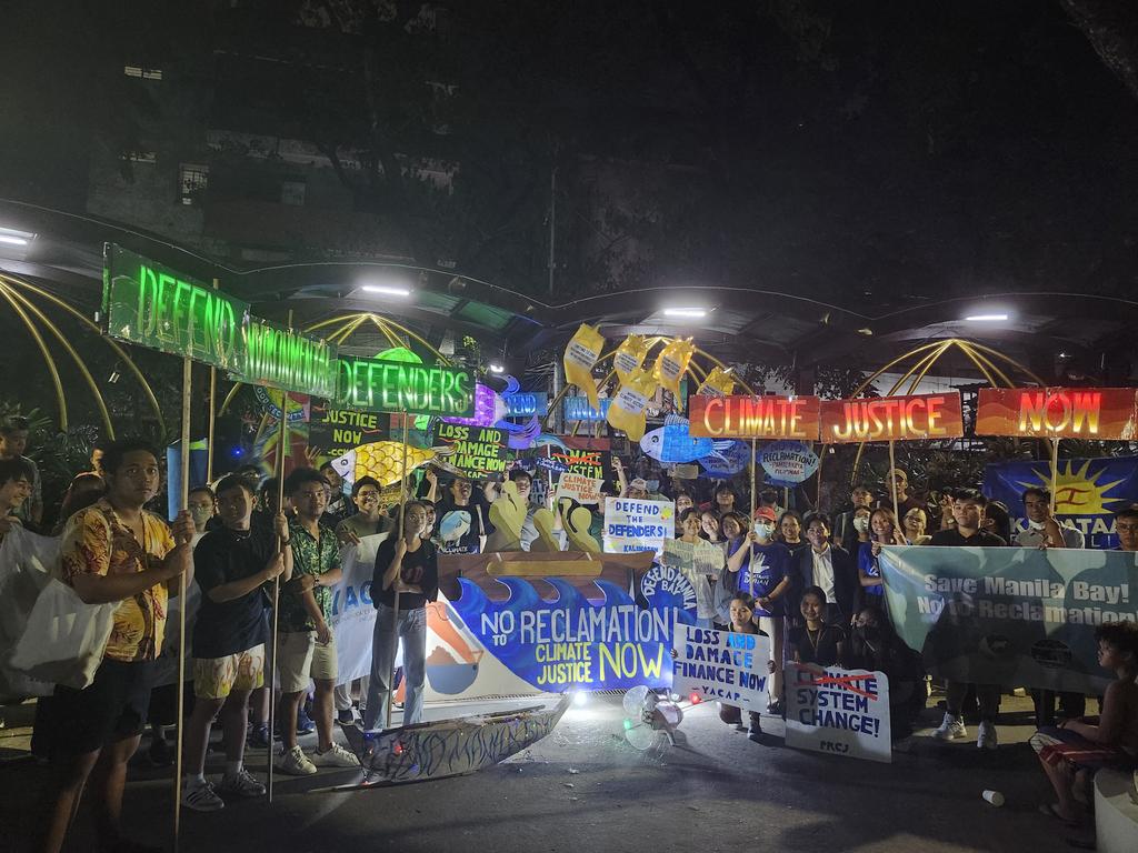 IBONIntlClimate's tweet photo. Youth Advocates for Climate Action Philippines (YACAP) joins today’s Day of Action with a lantern parade against environmentally-destructive reclamation projects.

#Decolonize2Decarbonize #COP28 #ClimateJustice https://t.co/5h3gPFOam5