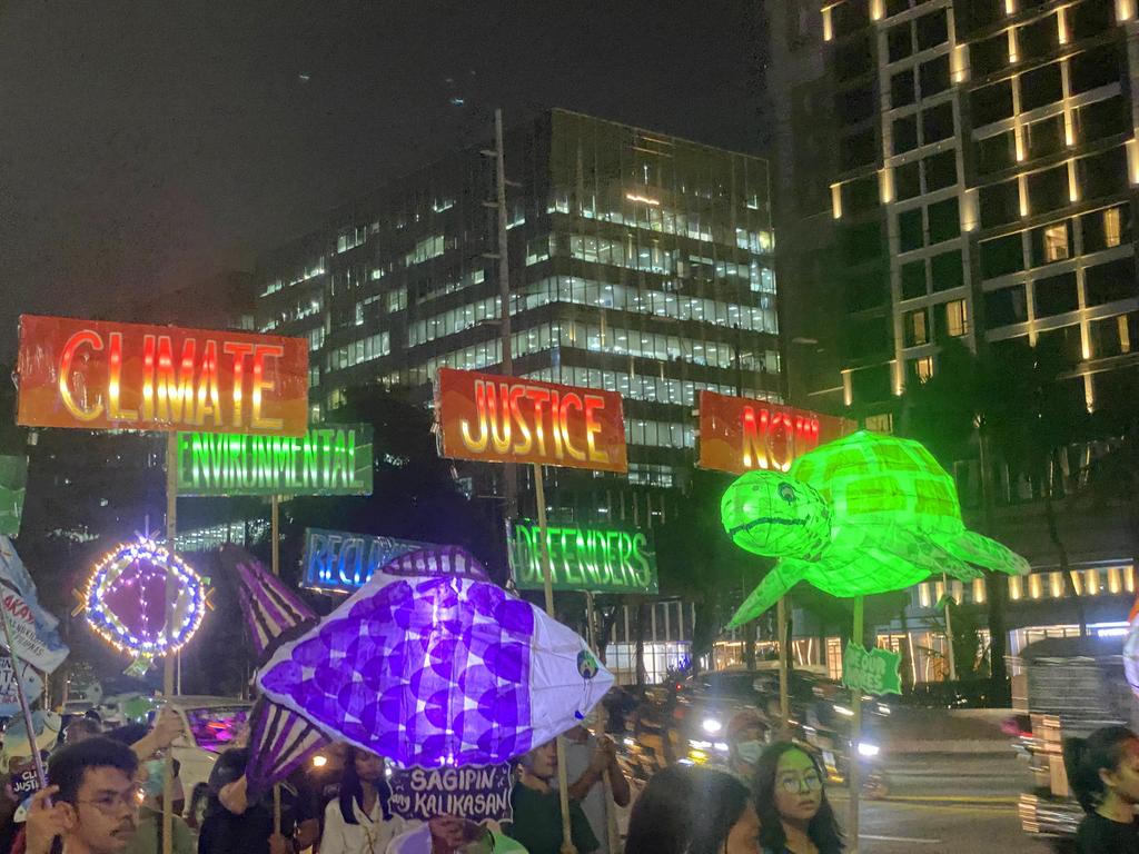 IBONIntlClimate's tweet photo. Youth Advocates for Climate Action Philippines (YACAP) joins today’s Day of Action with a lantern parade against environmentally-destructive reclamation projects.

#Decolonize2Decarbonize #COP28 #ClimateJustice https://t.co/5h3gPFOam5