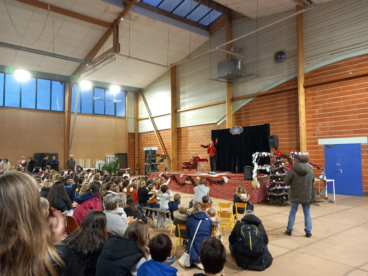 fguegueniat's tweet photo. Que de monde ce soir à l'arbre de Noël 🎄 @EpronRadio autour d'un spectacle de 🎪 et des cadeaux en attendant le père Noël 🎅 
Merci aux bénévoles du Comité des fêtes @DIVIERGerard https://t.co/FOvNQlGtXX