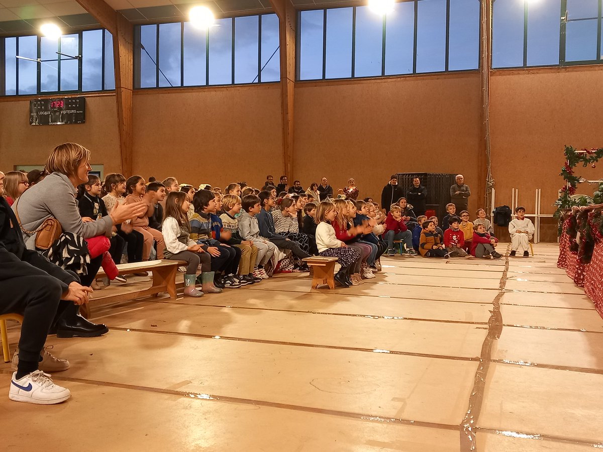 fguegueniat's tweet photo. Que de monde ce soir à l'arbre de Noël 🎄 @EpronRadio autour d'un spectacle de 🎪 et des cadeaux en attendant le père Noël 🎅 
Merci aux bénévoles du Comité des fêtes @DIVIERGerard https://t.co/FOvNQlGtXX
