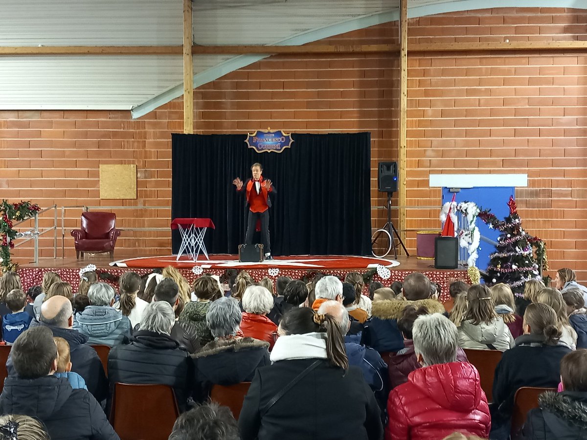fguegueniat's tweet photo. Que de monde ce soir à l'arbre de Noël 🎄 @EpronRadio autour d'un spectacle de 🎪 et des cadeaux en attendant le père Noël 🎅 
Merci aux bénévoles du Comité des fêtes @DIVIERGerard https://t.co/FOvNQlGtXX