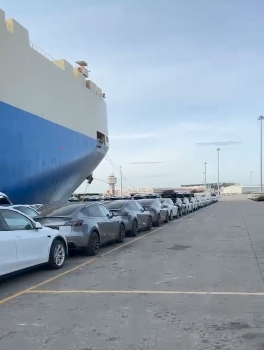 temboa30's tweet photo. @mortenlund89 @BlanikZ @4Kpodcast @TeslaOwnersUK @RSymonsLTD @TeslaInTheUK @MilMileBattery @DimaZeniuk @captainarve @LucWaterlot Hello Morten Grove, just for your information... this morning, the GOLD ESTRELLA unloaded 1500 MY from Berlin in the port of Barcelona.  This ship left Zeebrugge on November 17 and passed through the ports of Bremerhaven and Derince before arriving in Barcelona. https://t.co/5atK4gaNOb