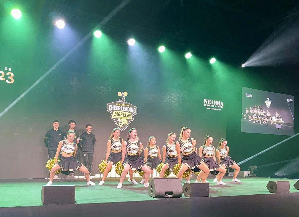 NEOMAbs's tweet image. #GraduationNEOMA | Quel talent ! Nous sommes impressionnés par les tableaux qui animent cette cérémonie, réalisés par les associations sportives et artistiques de #NEOMAbs