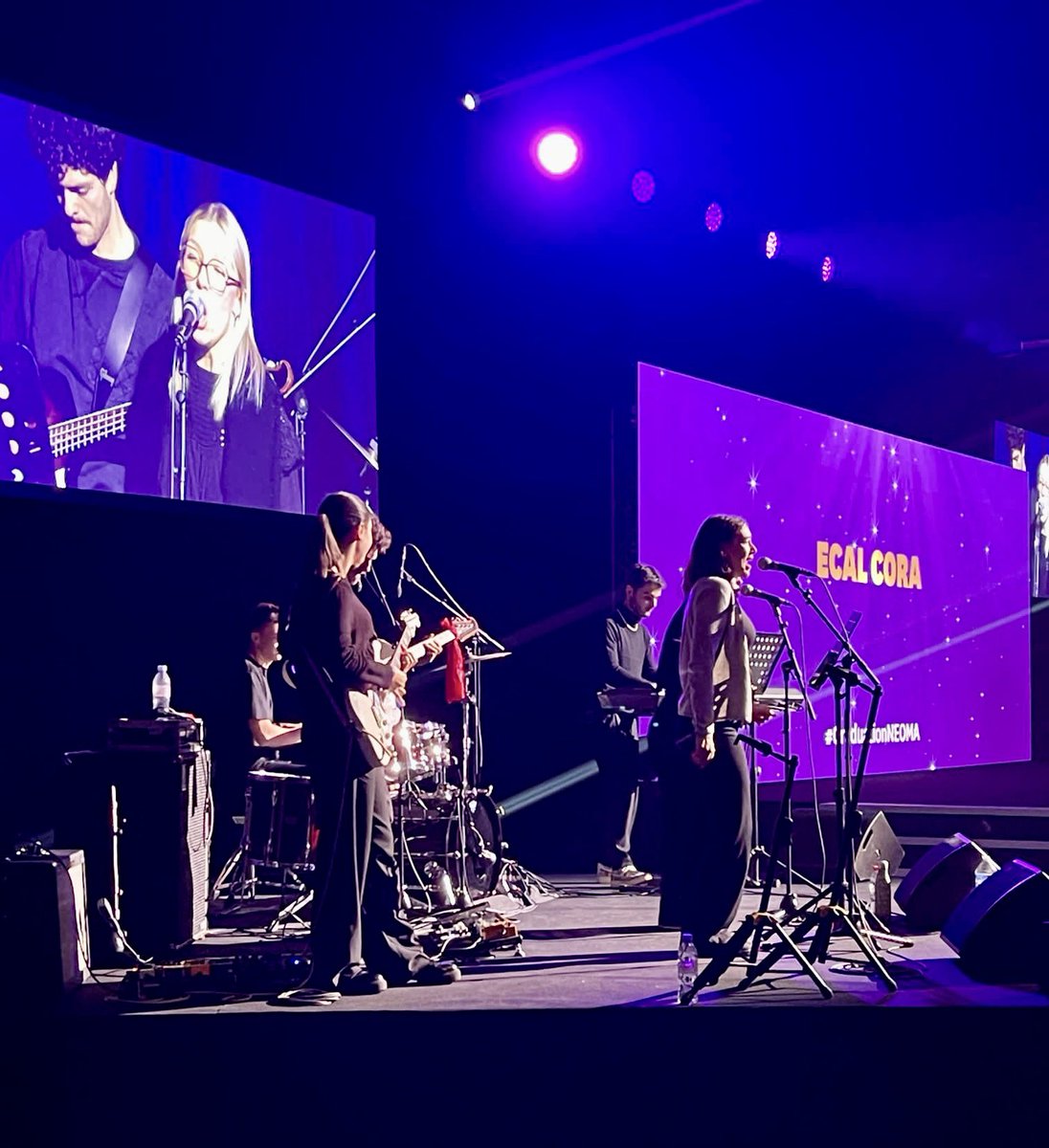 NEOMAbs's tweet image. #GraduationNEOMA | Quel talent ! Nous sommes impressionnés par les tableaux qui animent cette cérémonie, réalisés par les associations sportives et artistiques de #NEOMAbs