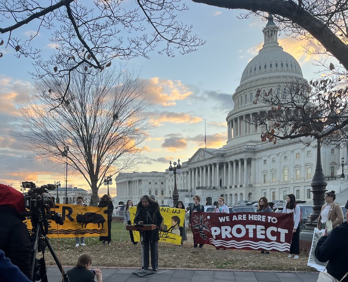 SeanLimMN's tweet image. Our #NoDAPL banners made it from Minnesota, to North Dakota, to the U.S. Capitol Building in D.C.

We’re at a pivotal inflection point in the Dakota Access Pipeline fight.

Ask from the frontlines: submit a public comment before the December 13th deadline: tinyurl.com/2023-StopDAPL