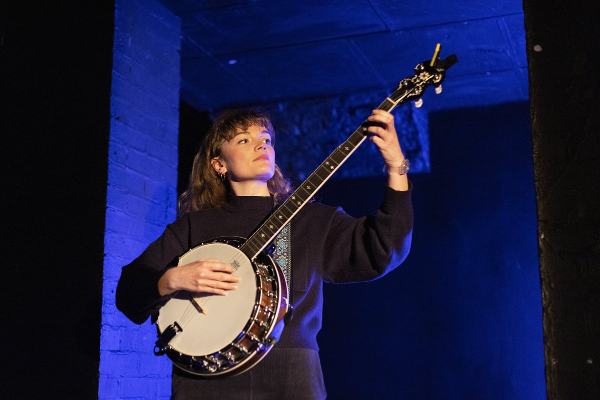 I love this photo of the supremely talented @MeLostMe Jayne Dent performing the music score she created for #ThreeActsOfLove @livetheatre What a thrill to work with her. Here she is 'banjo Jayne' from the social club in my piece - brilliant  music for protest songs!  ❤️❤️❤️