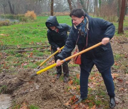 hautsdefrance's tweet photo. Aujourd’hui dans le cadre du projet de voyage vert de KO2/ Réseau Oise et du #PlanArbresHDF.

🌳 Aulnes impérialisme, platanes, peupliers à feuilles pourpres… 20 arbres ont été plantés au @CdeChantilly en #hautsdefrance. https://t.co/0q5PCV9lSY