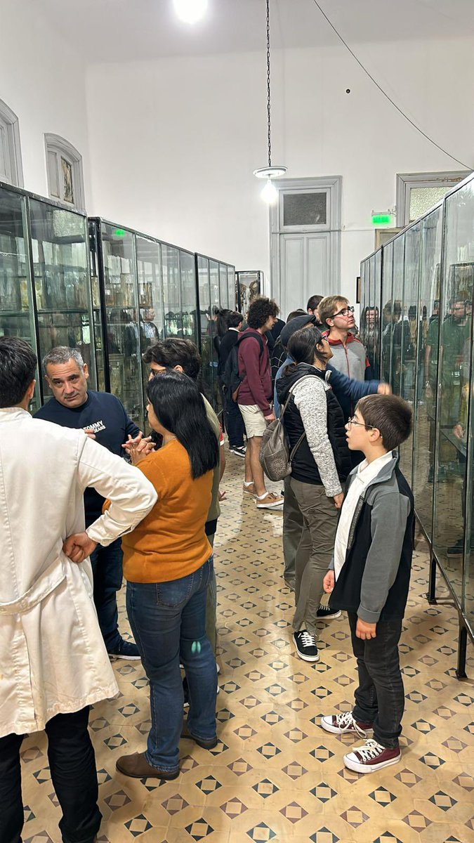 AnatomiaUy's tweet photo. Noche de los Museos, reinauguración del Museo de Anatomía FMed. Gran afluencia de público de todas las edades https://t.co/9xwOXpxbqg