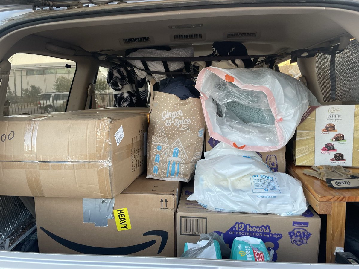 morganloewcbs5's tweet photo. Thanks to #SetonCatholicPrep for collecting coats, blankets and diapers for migrants, refugees and asylum-seekers. And to #KinoBorderInitiative for putting them to good use at the border. https://t.co/EIWlf8O2a9