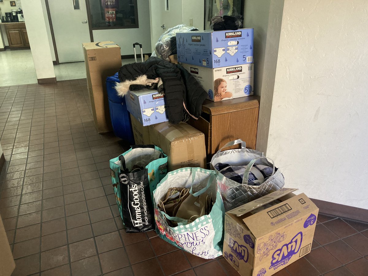 morganloewcbs5's tweet photo. Thanks to #SetonCatholicPrep for collecting coats, blankets and diapers for migrants, refugees and asylum-seekers. And to #KinoBorderInitiative for putting them to good use at the border. https://t.co/EIWlf8O2a9