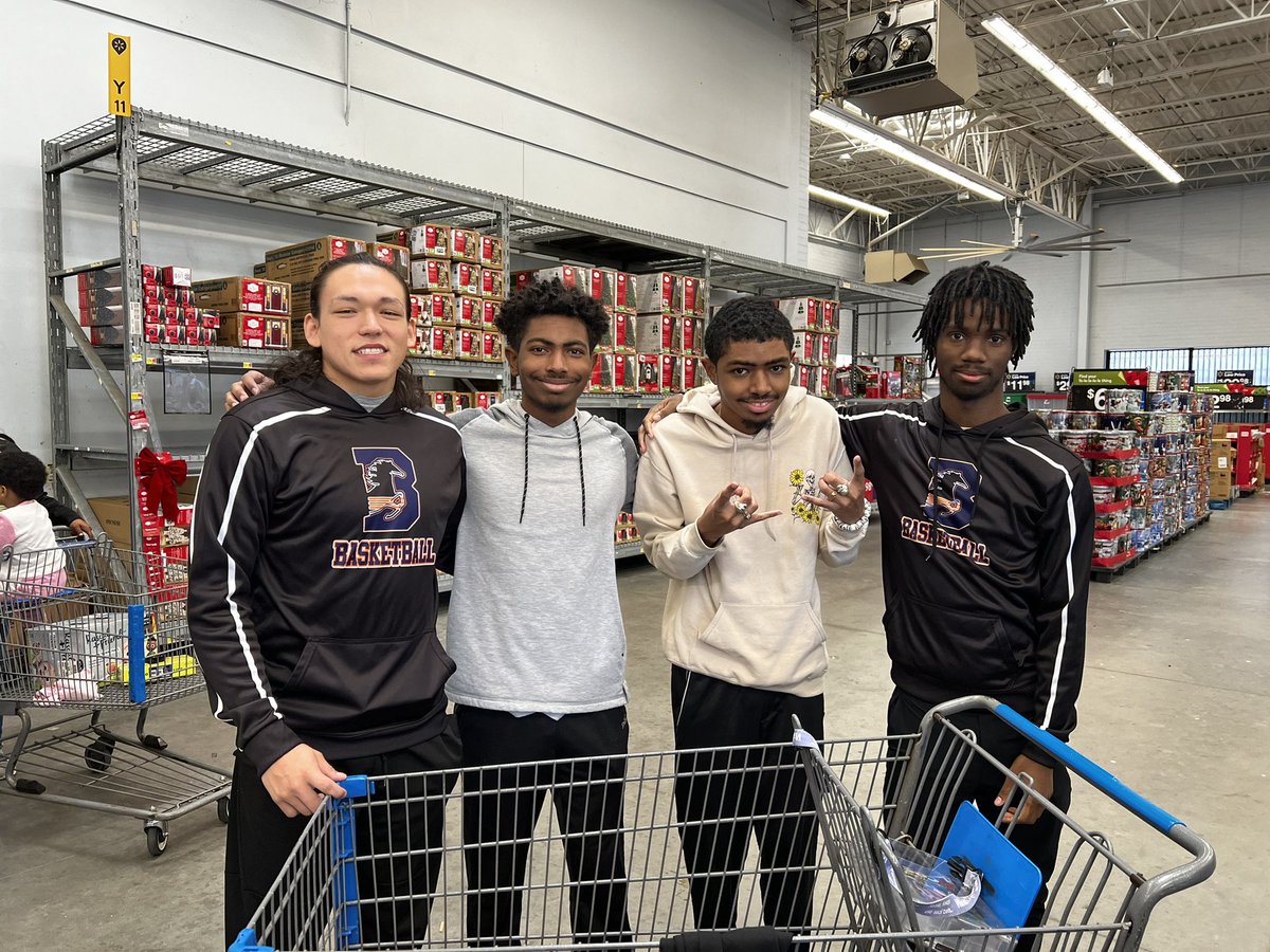 🎄Christmas with a Future Cop edition 2023 is a wrap! Grateful for <a href="/BLCBasketball/">Blue Lights Basketball</a> teaming up with Walmart Apex and Apex community to spread the spirit of Christmas! ❤️💚🎅 🎁 @walmart