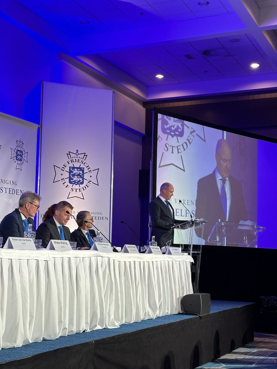 En dan zit je bij de <a href="/11stvereniging/">@deElfstedentocht</a> plotseling naast <a href="/WiebeWieling/">Wiebe Wieling</a> en #evertvanbenthem die vertelde dat zijn doorkomst in de arena van Dokkum steeds diepe indruk op hem maakte.