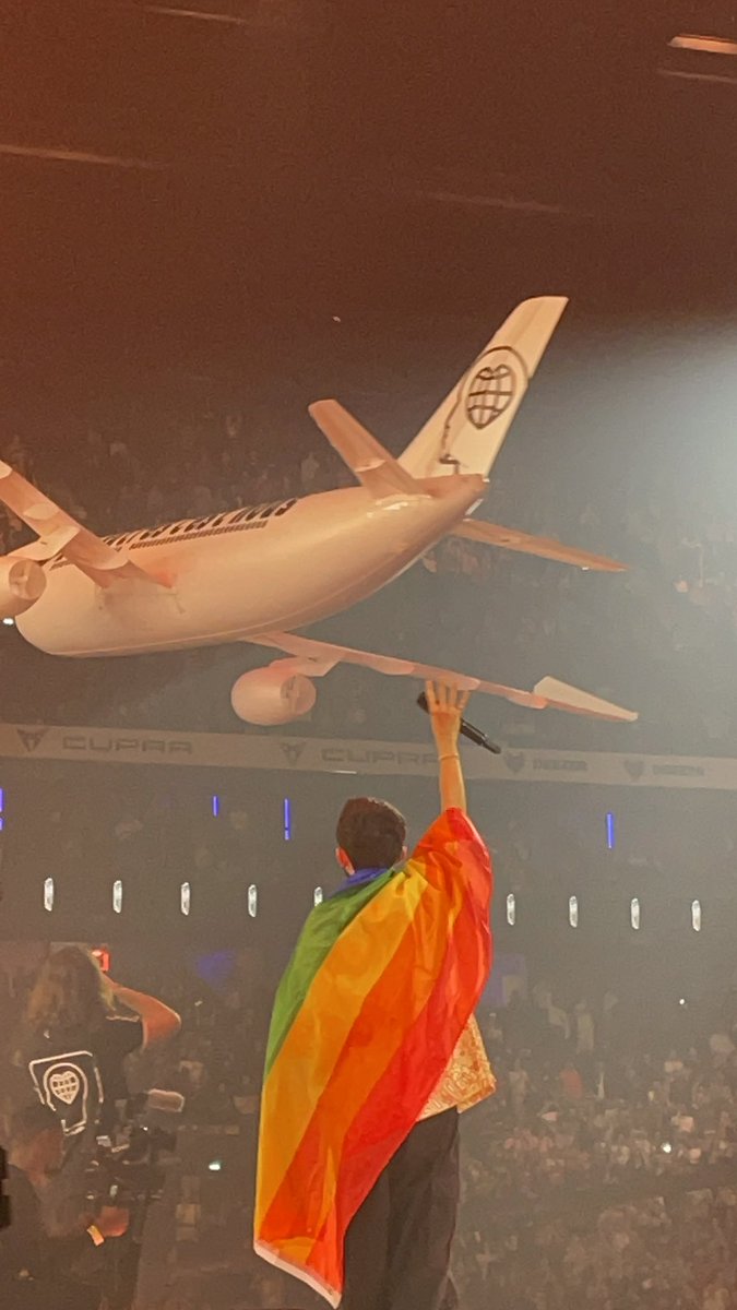 JulieJoy_'s tweet photo. "Je veux un drapeau multicolore dans cette réalité violente"🏳️‍🌈✨ @bigfloetoli https://t.co/pasMlpXQxa