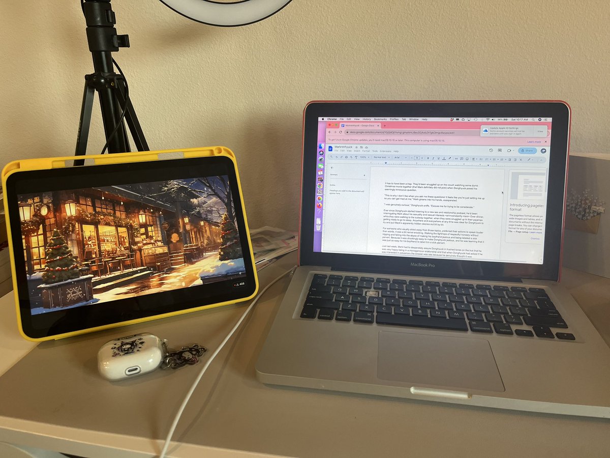 regularnctzen's tweet photo. currently writing fic on my 2012 MacBook because I refuse to let her go (while my brand new iPad just plays Xmas Lofi) https://t.co/qnaZPQwO8O