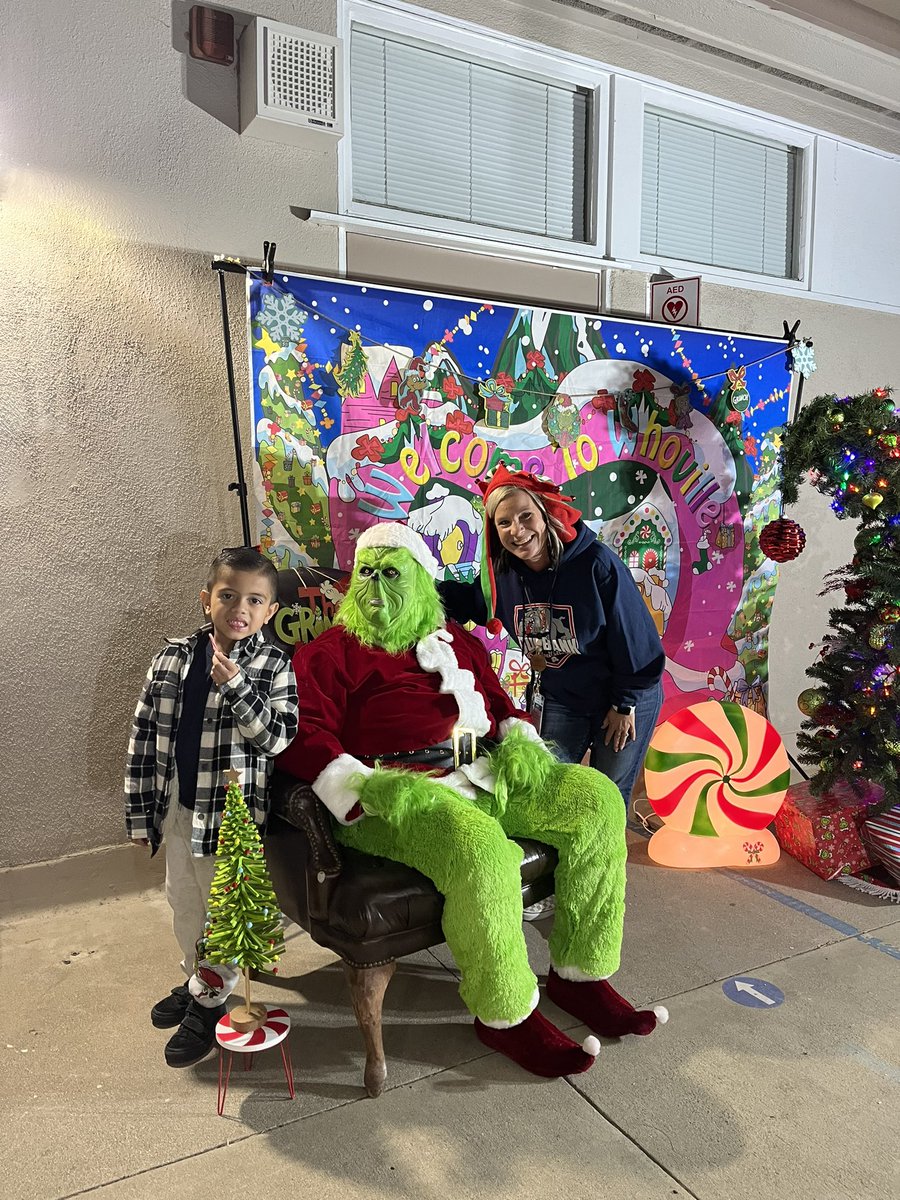 burbankabc's tweet photo. Our 1st Annual WinterFest was sooo much fun! Thank you to our amazing PTA for always providing fun community events for our families (Part 2) @burbankabc https://t.co/Y55pS6qfB2
