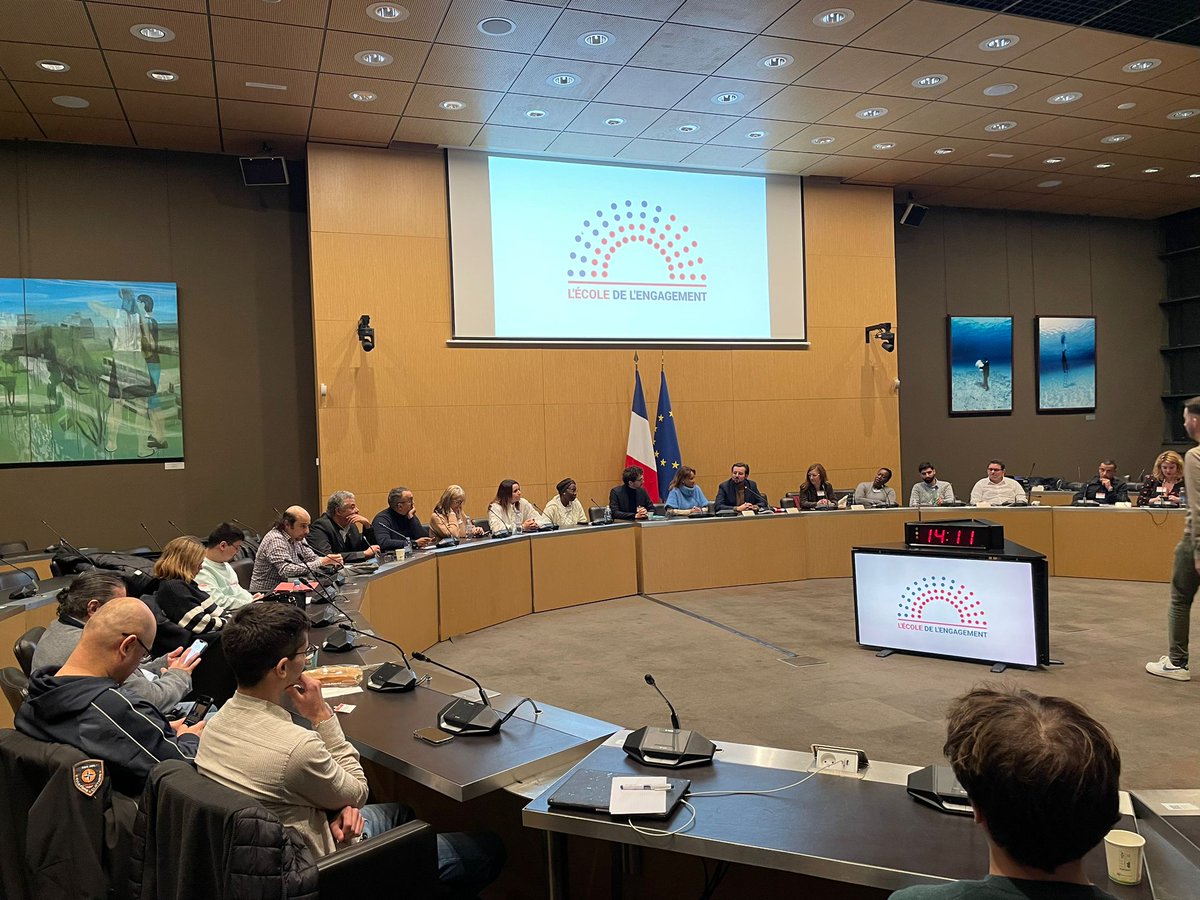 Ils sont femme de ménage, pompier, boulanger, demandeur d'emploi...

Aujourd'hui j'accueille les élèves de l'<a href="/EcoleEngagement/">Ecole de l'Engagement</a> à l'<a href="/AssembleeNat/">Assemblée nationale</a> : c'est la première formation politique de France destinée aux classes populaires !