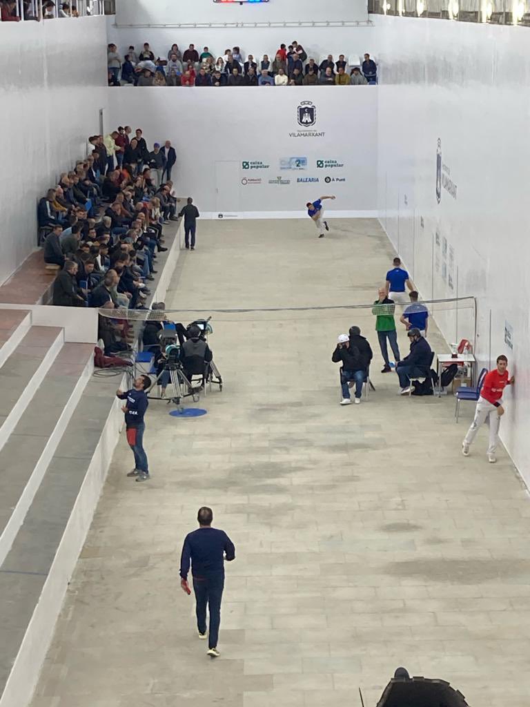 cesaramiguet's tweet photo. A la final de la #Copa2 al trinquet de Vilamarxant @caixapopular @funpival https://t.co/A2gTNCAOka