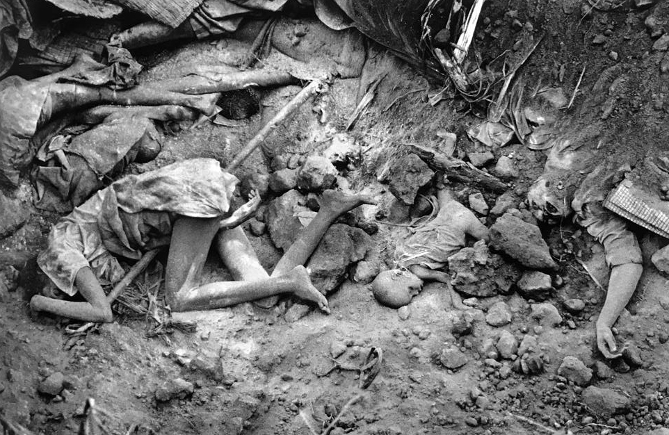 Al Mawasi, el nuevo campo de concentración para cientos de miles de palestinos en #Gaza lucirá como estas fotografías que hice en 1994 en Ruanda.

Morían más de mil personas al día, de cólera, que mata en 12 horas. Sin ayuda humanitaria suficiente y  básicas para +1.000.000