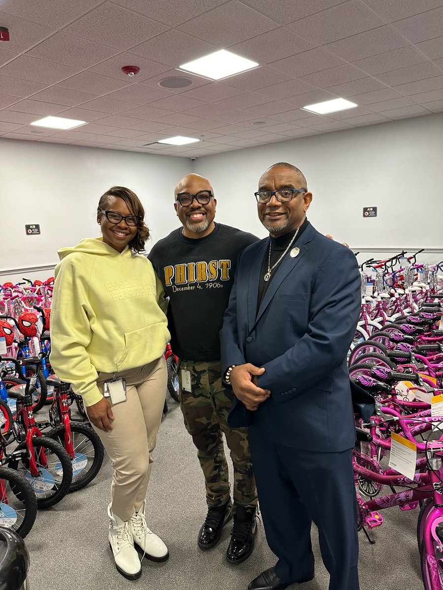 FriendsofCyrilN's tweet image. The @agbinvestigate Bike Giveaway is a staple in our community. It’s a joy to see so many families excited about receiving bikes for Christmas. The best part of this is that it’s happening in the 32nd District!
#RepNichols
#32ndDistrict
#acultureforservingall
#wedothework