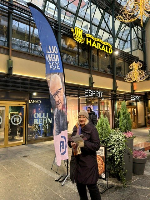 .<a href="/ollirehn/">Olli Rehn</a> in kampanjaa tänään. 

Glögiä ja tunnelmaa, demokratiaa! 
Myös meillä tekijöillä into korkealla! 
#presidentti