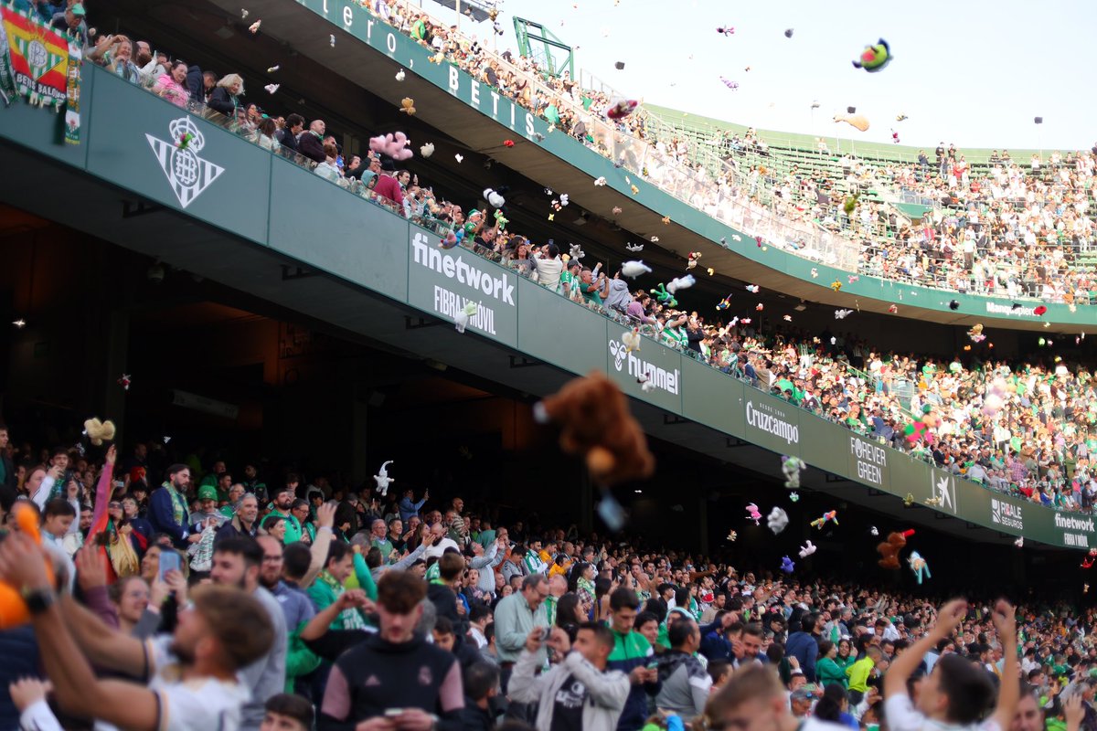 AfDeportiva_'s tweet photo. 🧸💚 𝐋𝐚 𝐥𝐥𝐮𝐯𝐢𝐚 𝐝𝐞 𝐩𝐞𝐥𝐮𝐜𝐡𝐞𝐬 𝐦𝐚́𝐬 𝐬𝐨𝐥𝐢𝐝𝐚𝐫𝐢𝐚 𝐝𝐞𝐥 𝐑𝐞𝐚𝐥 𝐁𝐞𝐭𝐢𝐬.

🏟️ Miles de peluches fueron lanzados desde las gradas durante el descanso del duelo contra el Real Madrid. 

🎄 Se harán llegar a los niños con menos recursos estas navidades. https://t.co/WZXgZqgBLo