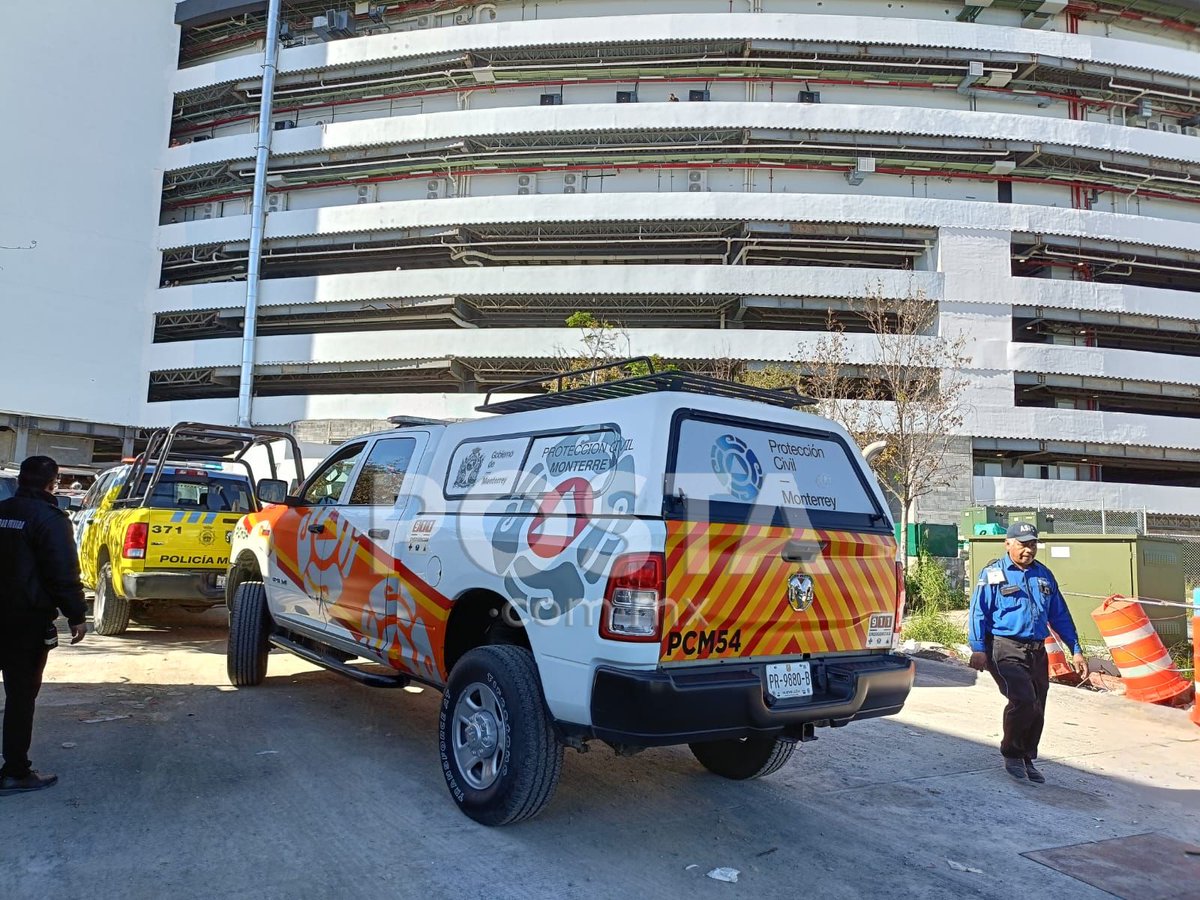 postamx's tweet photo. 🚨 #InformaciónEnDesarrollo Cae elevador y deja como saldo a 4 personas muertas y una lesionada en plaza Sikara zona Cumbres en #Monterrey @pc_mty 

@rayelizalder 

Más detalles 🔽

https://t.co/HNbaDe9ajC https://t.co/MqvUhY1tx7