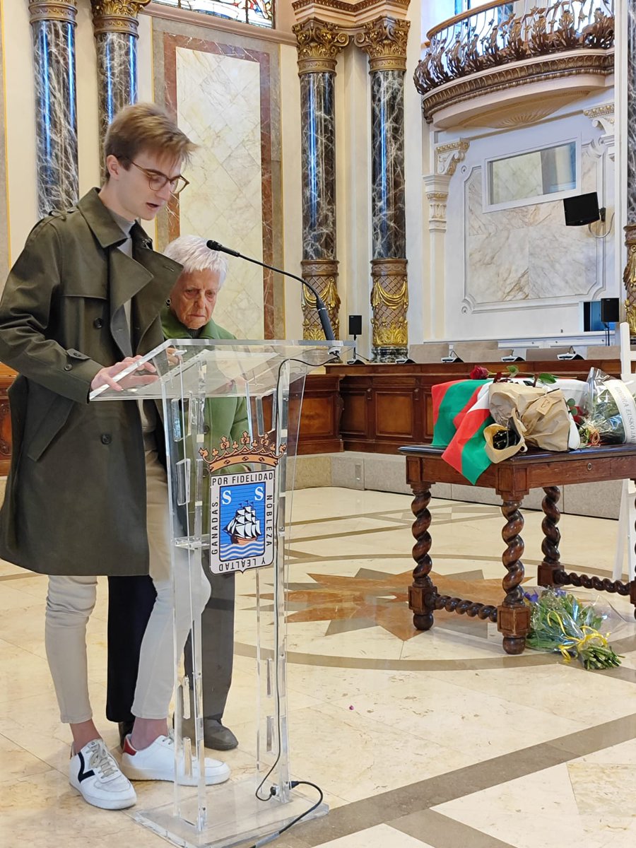 JoanaMendiburu's tweet photo. Gaur jaso ditu Berasategi sendiak 1936an Oiartzunen erail zuten Hipolito Berasategiren gorpuzkiak, Donostian egin den omenaldi hunkigarrian. Pepi alabak ongi esan duen bezala, borrokan jarraitu behar da  desagertuen gorpuzki denak identifikatu arte. #memoriahistorikoa https://t.co/sLnvDqL7L1