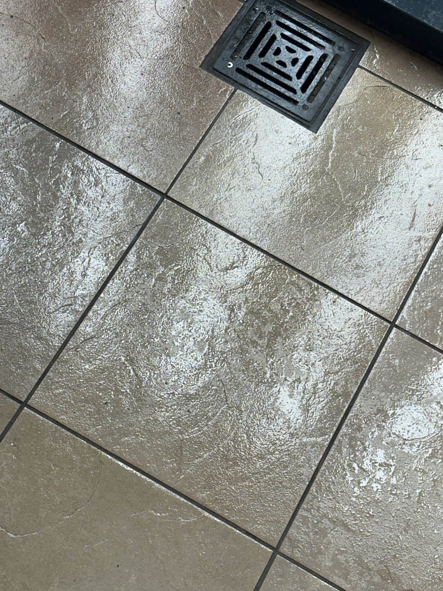 random_karma's tweet photo. @MyHydeHome @HydeHousing Its not a on going leak its ongoing condensation build up causing the block to be unsafe https://t.co/SLW1OYzadr