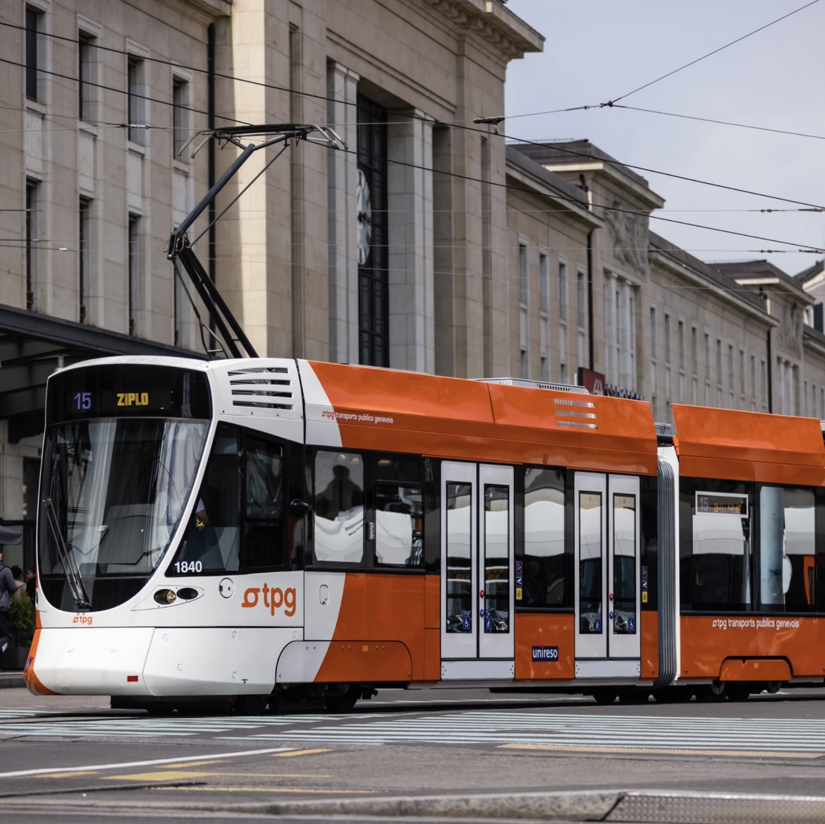 La toute nouvelle extension de la ligne 15 a été inaugurée ce matin. Trois nouveaux arrêts ont été introduit - Curé-Baud, Le Rolliet et ZIPLO - renforçant ainsi le réseau de transport local. tpg.ch/fr/reseau-2024 #TransportPublicsGenevois #PlanLesOuates #tpg #genève #mobilité