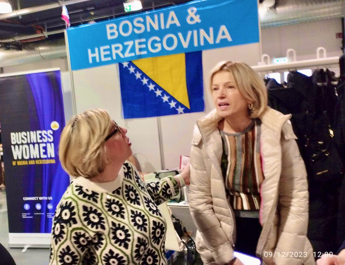 savic_danka's tweet photo. 🇧🇦 štand na #UNWG Charity Bazaar u Beču, zajedno sa članicama Udruźenja poslovnih žena u BiH i našim gradjanima, puno pozitivne energije, reprezentativnih i lijepih proizvoda iz BiH i sevdalinke u izvedbi ženskog hora Mimoze. #BosnaiHercegovina🇧🇦
@mfa_bih https://t.co/7HhyDkbr3c