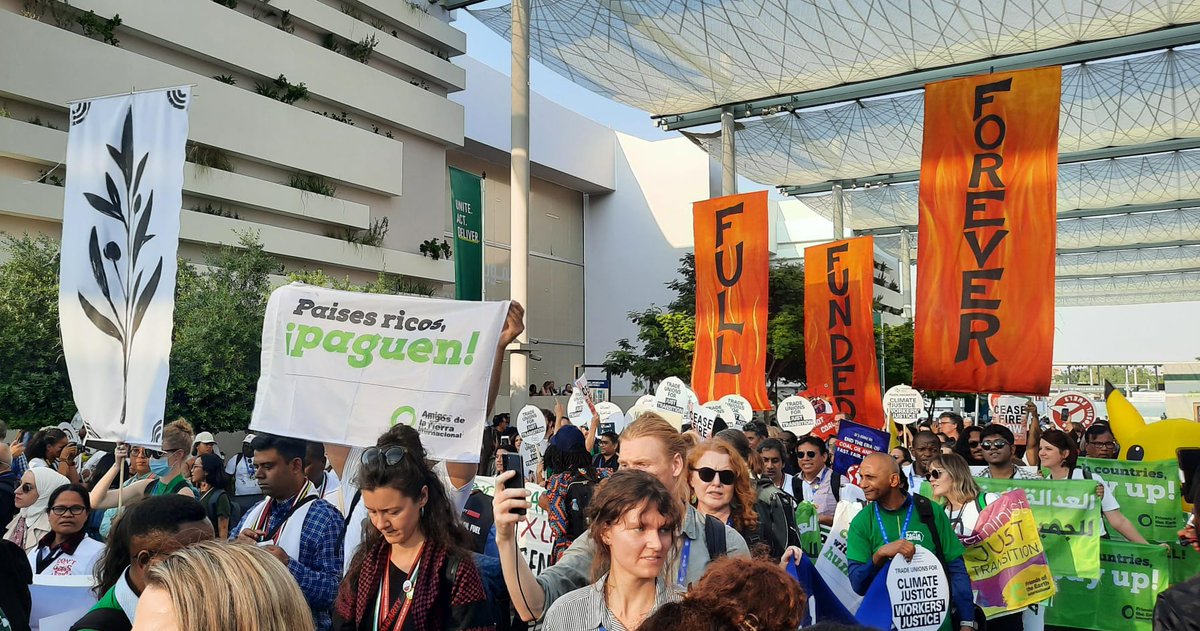 Día de acción mundial por la justicia climática 🔥 

Los movimientos en la #COP28📷 marchan juntos para decir: ¡Sin derechos humanos, no hay justicia climática ! ¡Sin paz, no hay justicia climática! Alto el fuego en Gaza, ¡YA!  

#Fight4ClimateJustice #COP28UAE📷
