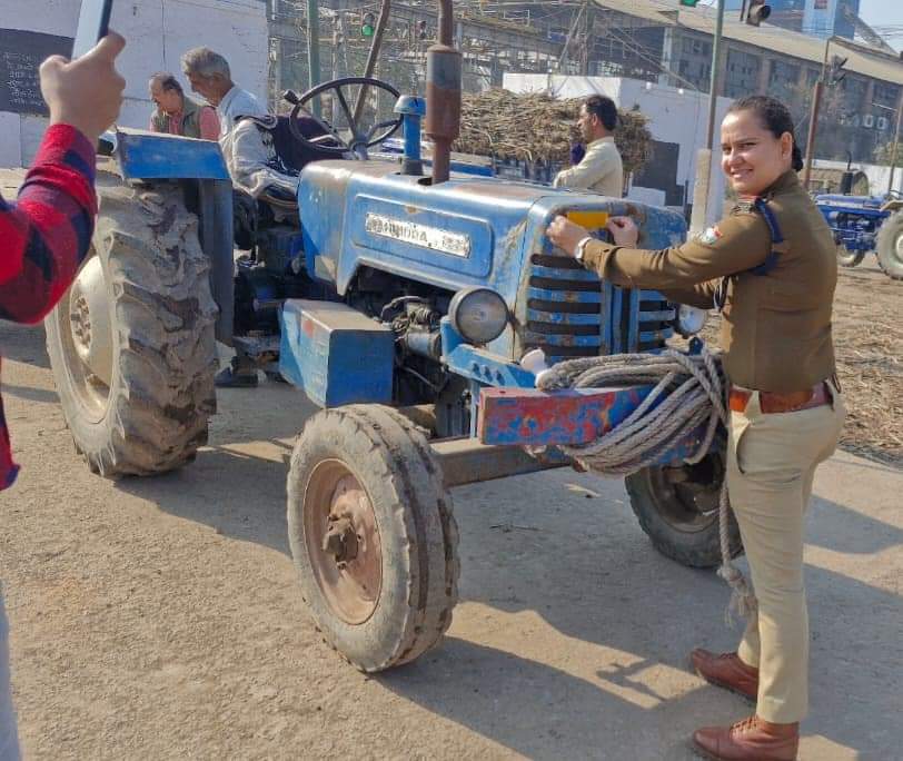 haridwarpolice's tweet image. कोहरे के चलते होने वाली वाहन दुर्घटनाओं को रोकने के लिए हरिद्वार पुलिस ने उठाया महत्वपूर्ण कदम

वाहन दुर्घटनाओं को रोकने में रिफ्लेक्टर टेप निभाएगा अहम भूमिका

@uttarakhandcops   #TrafficManagement #precautions #sefety #seftyfirst